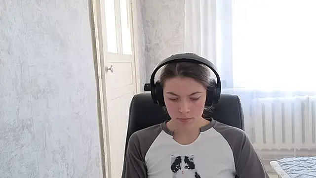 CutieAnny online show from October 8, 2025, 4:32 am