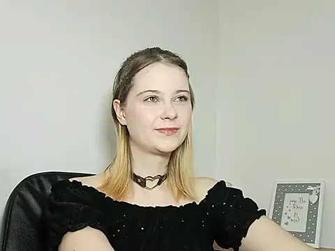 LydiaYoung online show from September 25, 2025, 6:11 pm