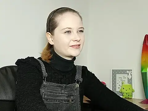 LydiaYoung online show from October 16, 2025, 6:09 pm