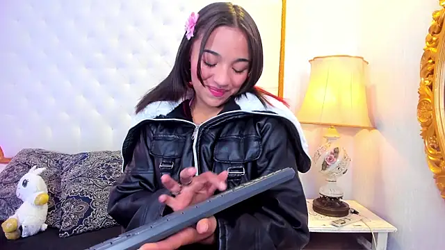 Manelyk evanss  online show from October 21, 2025, 11:00 am