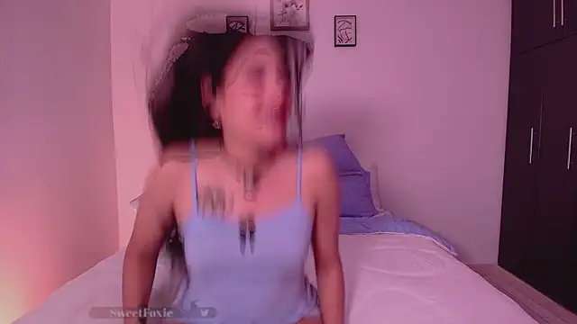SweetFoxie online show from October 6, 2025, 1:41 pm