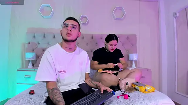 Snapshot of AresAndGabby chatting on October 6, 2025, 12:57 pm AresAndGabby online show from October 6, 2025, 12:57 pm