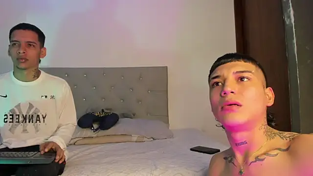 Snapshot of twinkDuohot chatting on February 12, 2026, 11:00 pm twinkDuohot online show from February 12, 2026, 11:00 pm