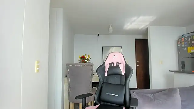 Snapshot of Silvana_Rodriguez_ chatting on October 15, 2025, 1:00 pm Silvana Rodriguez online show from October 15, 2025, 1:00 pm