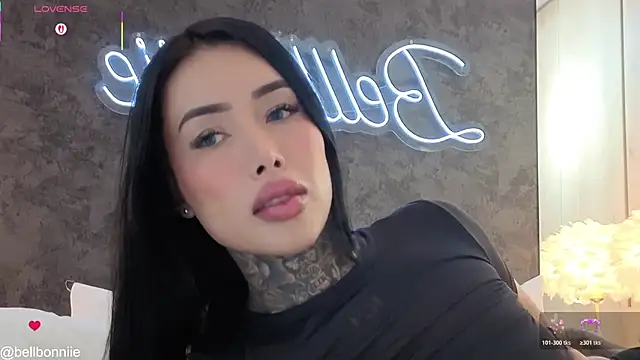 Snapshot of belllbonniie chatting on May 18, 2026, 11:32 pm belllbonniie online show from May 18, 2026, 11:32 pm