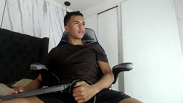 Snapshot of aston_xvera chatting on October 4, 2025, 4:10 am aston xvera online show from October 4, 2025, 4:10 am