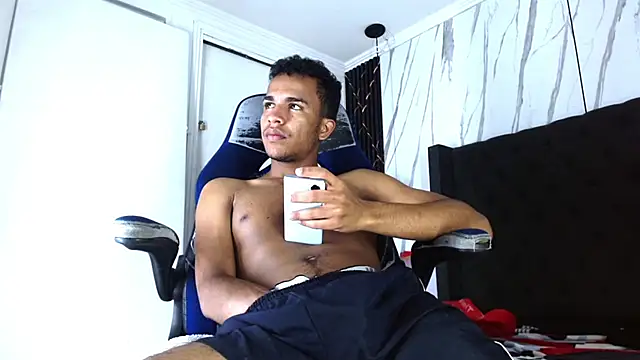 Snapshot of aston_xvera chatting on October 18, 2025, 3:35 pm aston xvera online show from October 18, 2025, 3:35 pm