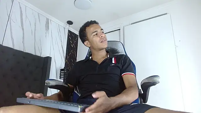 Snapshot of aston_xvera chatting on November 2, 2025, 12:13 am aston xvera online show from November 2, 2025, 12:13 am