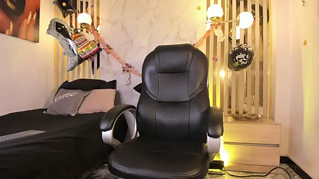 Snapshot of Melaniegh_ chatting on October 26, 2025, 11:27 am Melaniegh online show from October 26, 2025, 11:27 am