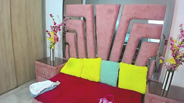 MaraKarly online show from December 15, 2025, 7:29 pm