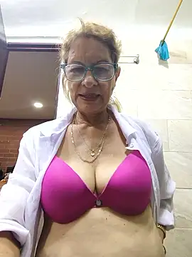 Snapshot of MaryLunne chatting on October 4, 2025, 12:19 am MaryLunne online show from October 4, 2025, 12:19 am