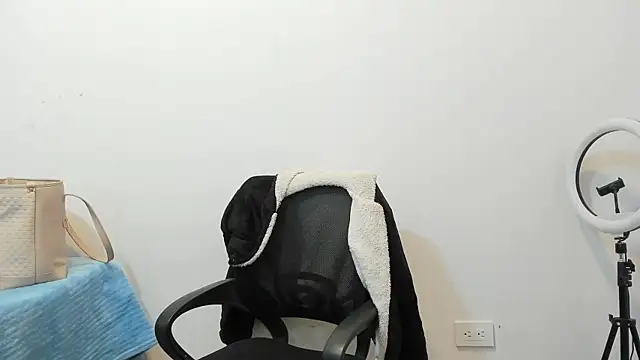 gisselle21 online show from September 18, 2025, 1:02 pm