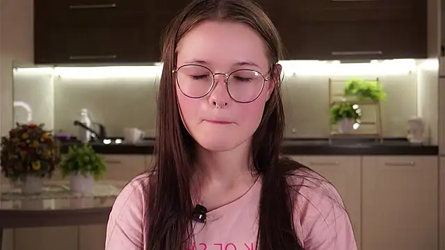 Snapshot of LynHillaire chatting on September 10, 2025, 11:10 am LynHillaire online show from September 10, 2025, 11:10 am