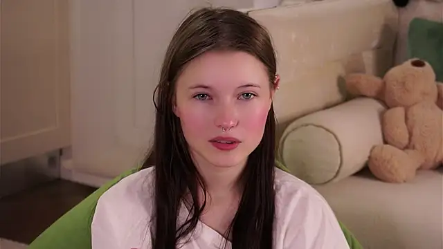 Snapshot of LynHillaire chatting on September 13, 2025, 11:10 am LynHillaire online show from September 13, 2025, 11:10 am