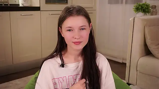 Snapshot of LynHillaire chatting on September 14, 2025, 11:09 am LynHillaire online show from September 14, 2025, 11:09 am