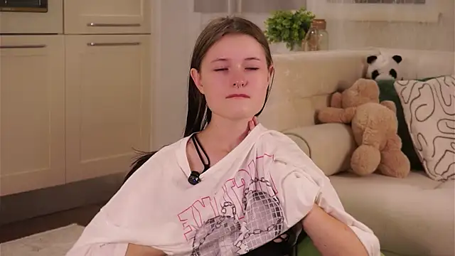 Snapshot of LynHillaire chatting on September 16, 2025, 11:11 am LynHillaire online show from September 16, 2025, 11:11 am