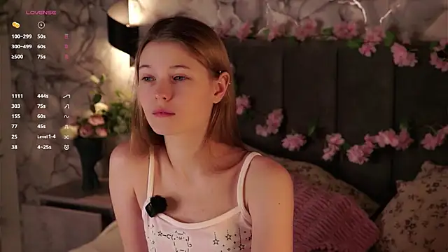 Snapshot of LynHillaire chatting on July 12, 2026, 4:20 pm LynHillaire online show from July 12, 2026, 4:20 pm