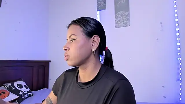 Snapshot of Michluxe_69 chatting on November 9, 2025, 1:59 am Michluxe 69 online show from November 9, 2025, 1:59 am