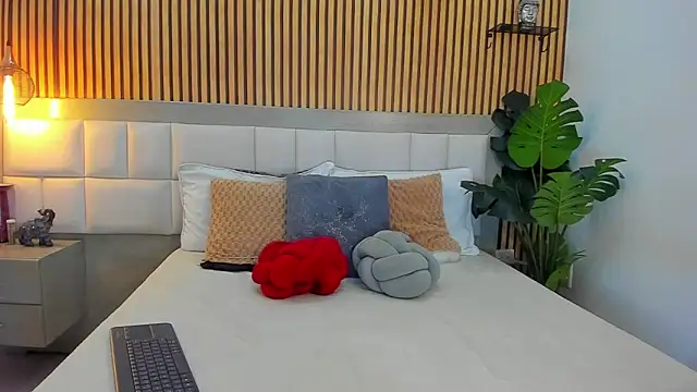 Roseaurora online show from November 7, 2025, 12:38 pm