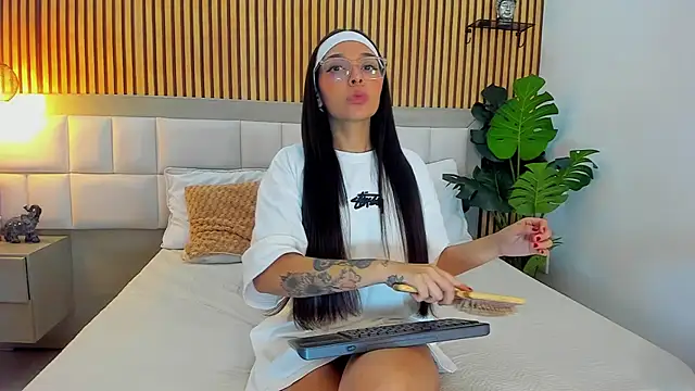 Roseaurora online show from November 10, 2025, 12:37 pm