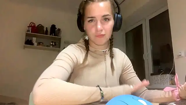 BunnyTiedeman online show from September 24, 2025, 5:49 pm