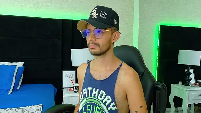 HairyDiamond  online show from September 19, 2025, 3:41 am