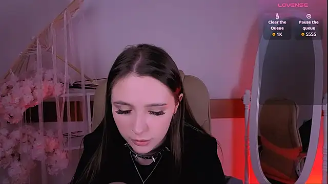 Snapshot of WildHoneyXO chatting on October 21, 2025, 5:52 am WildHoneyXO online show from October 21, 2025, 5:52 am