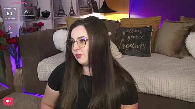Mia Swano online show from May 6, 2026, 11:54 pm