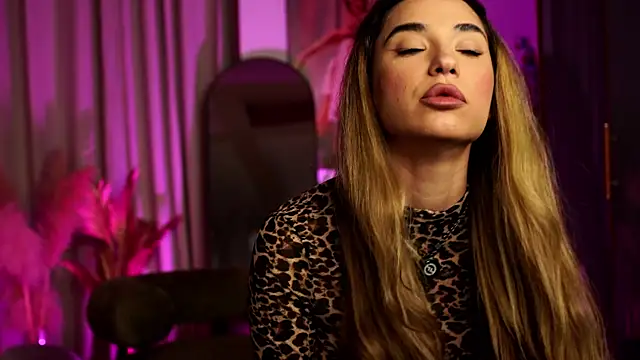 ItalianGirl online show from April 26, 2026, 8:28 pm