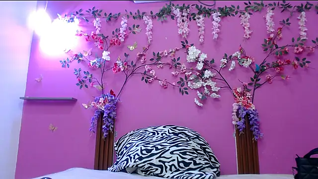 skinnysofia18 online show from April 30, 2026, 1:39 pm