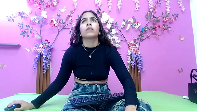 skinnysofia18 online show from May 5, 2026, 3:20 pm