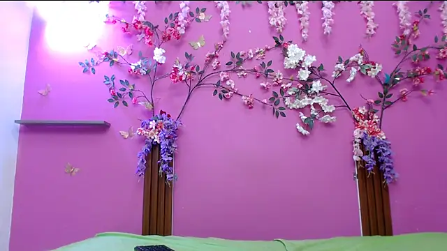 skinnysofia18 online show from May 7, 2026, 2:00 pm