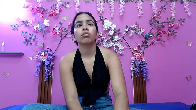 skinnysofia18 online show from May 8, 2026, 1:27 pm