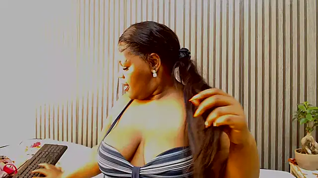 ROYALASS25 online show from June 15, 2026, 12:07 pm