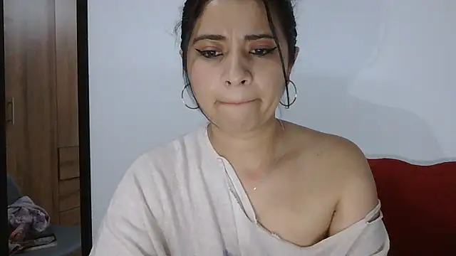 ValerieLove  online show from November 13, 2025, 10:03 am