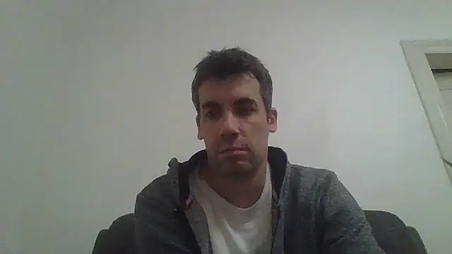 JulioIsHere4you online show from November 24, 2025, 2:33 am