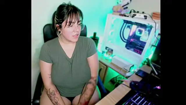 Snapshot of PinkDenial chatting on October 1, 2025, 2:50 am PinkDenial online show from October 1, 2025, 2:50 am