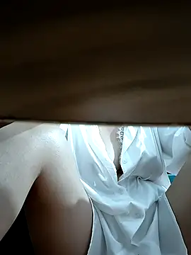 Yui-Linh online show from September 18, 2025, 1:18 am