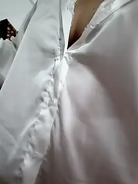 Yui-Linh online show from September 21, 2025, 10:39 am