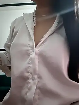 Yui-Linh online show from October 29, 2025, 8:16 am