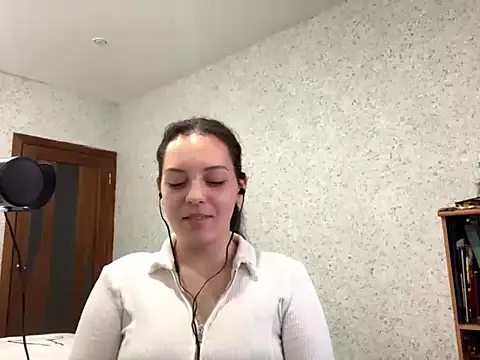 EmmyMoreln online show from September 10, 2025, 4:07 pm