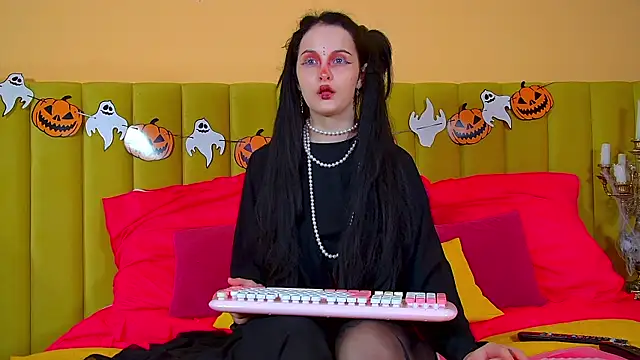 Snapshot of MollyMillsen chatting on October 29, 2025, 6:20 pm MollyMillsen online show from October 29, 2025, 6:20 pm