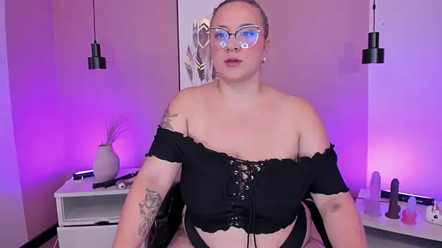 Snapshot of hollie_joliie chatting on October 2, 2025, 8:10 am hollie joliie online show from October 2, 2025, 8:10 am