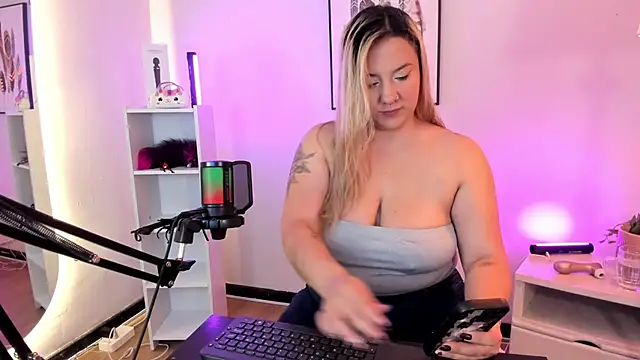 hollie joliie online show from March 16, 2026, 11:58 am