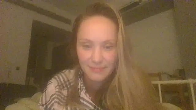 Snapshot of Molvina chatting on November 4, 2025, 7:35 pm Molvina online show from November 4, 2025, 7:35 pm