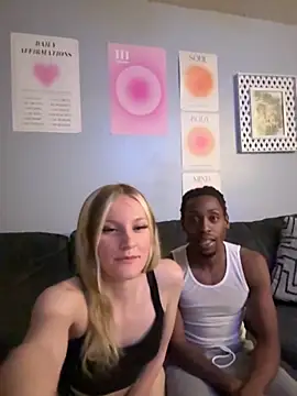 xoxooloveee online show from September 19, 2025, 4:25 am