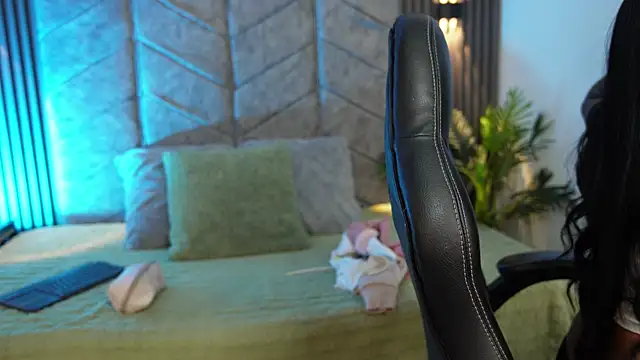 Snapshot of 1Anya chatting on October 10, 2025, 7:35 pm 1Anya online show from October 10, 2025, 7:35 pm