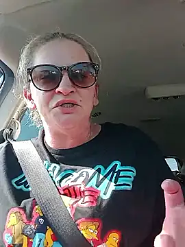 Goldenndoll online show from November 17, 2025, 4:46 pm