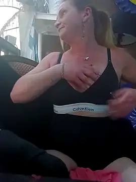 Goldenndoll online show from November 21, 2025, 10:30 pm