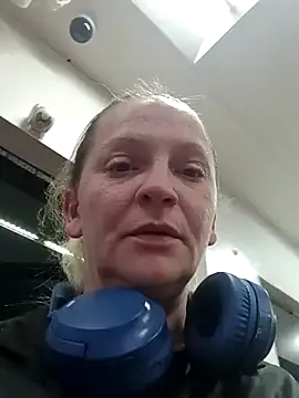 Goldenndoll online show from November 27, 2025, 6:59 am